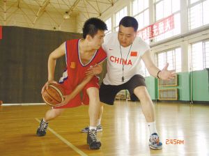 如何利用篮球训练营改进防守技巧?_0